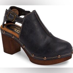 Sbicca Black leather Heeled clogs size 8